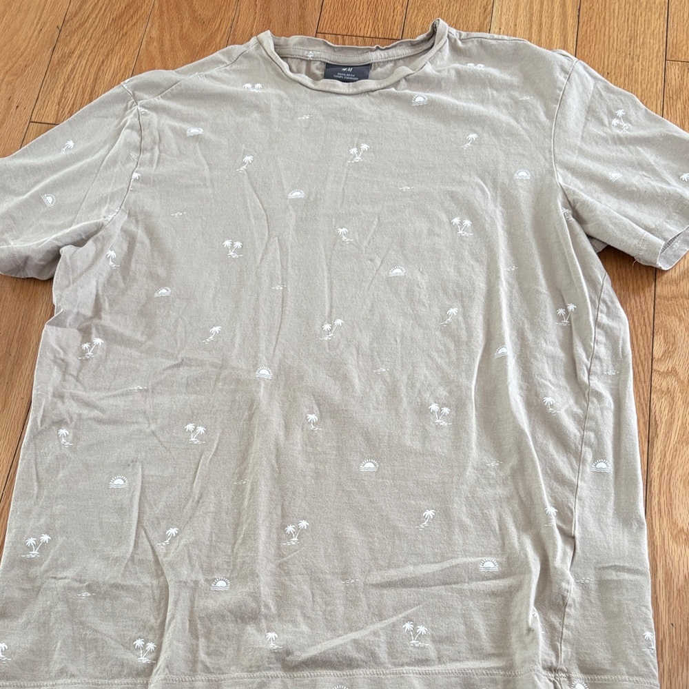 H&M Palm Trees Beige Short Sleeve Tee with White tropical 🏝️ Patterns